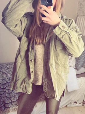 Grön oversized overshirt - Militärgrön oversized jacka. Skit snygg men säljer då jag har för många jackor💕