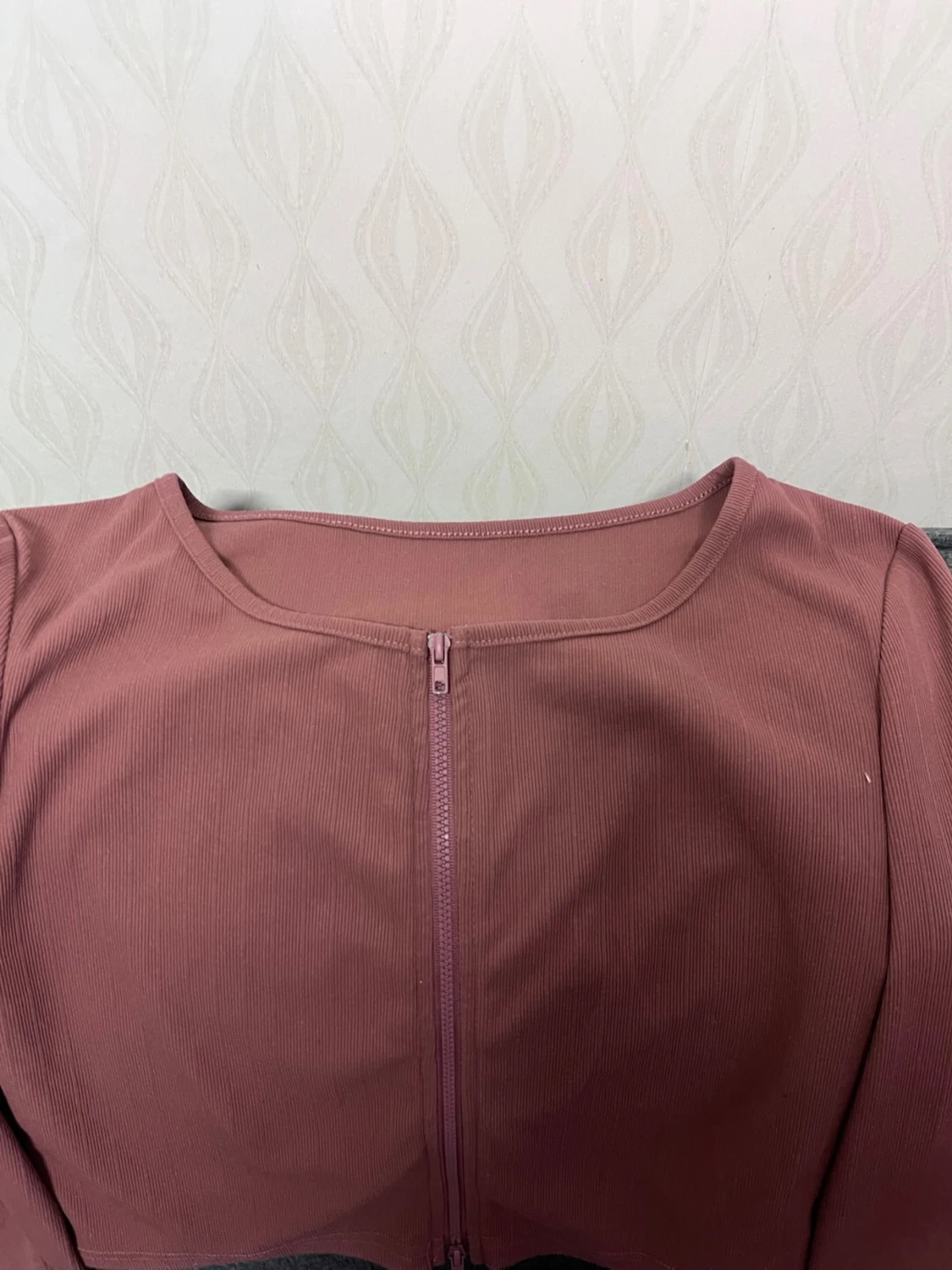 Rosa ribbad sett med dragkedja