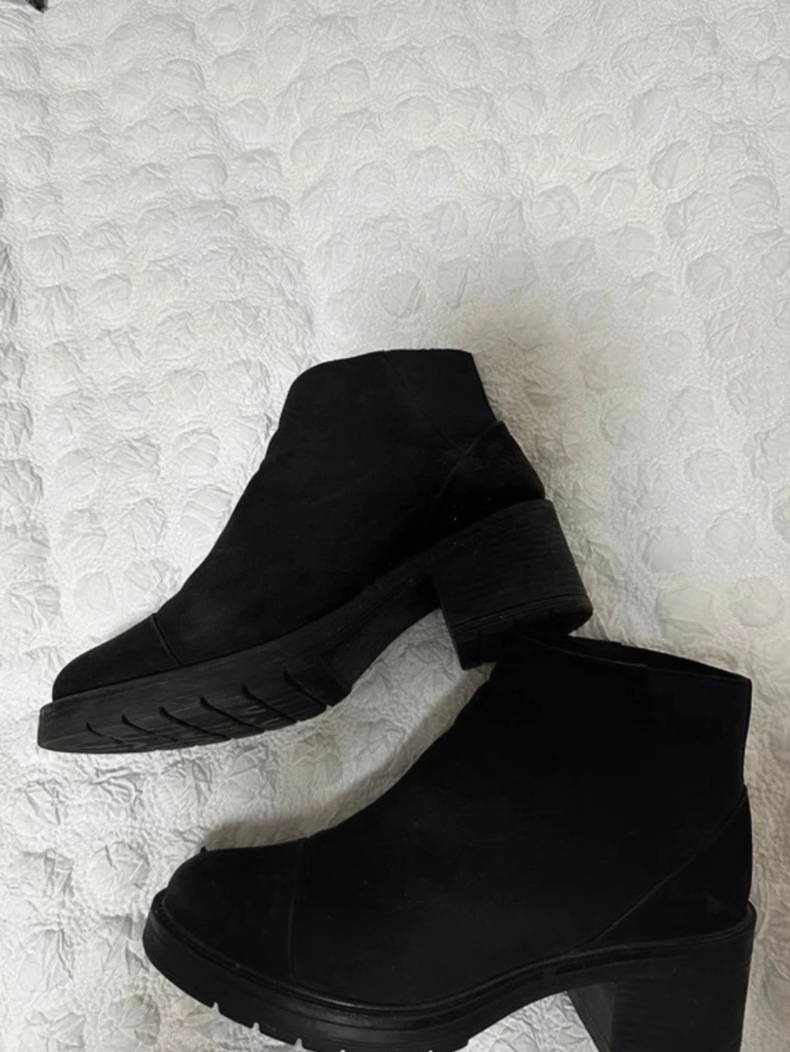 Svarta boots med klack i mocka