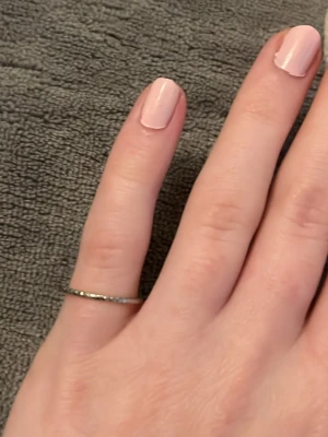 Tunn silverfärgad ring - Minimalistisk och tunn ring i silverfärg med slät, enkel design. Perfekt för dig som gillar diskreta accessoarer och vill ha något stilrent på fingret. Passar att bära ensam eller att kombinera med andra ringar för en personlig look. Den är väldigt liten. Vid köp av fler ringar kan jag slå ihop annonserna så frakten blir billigare.
