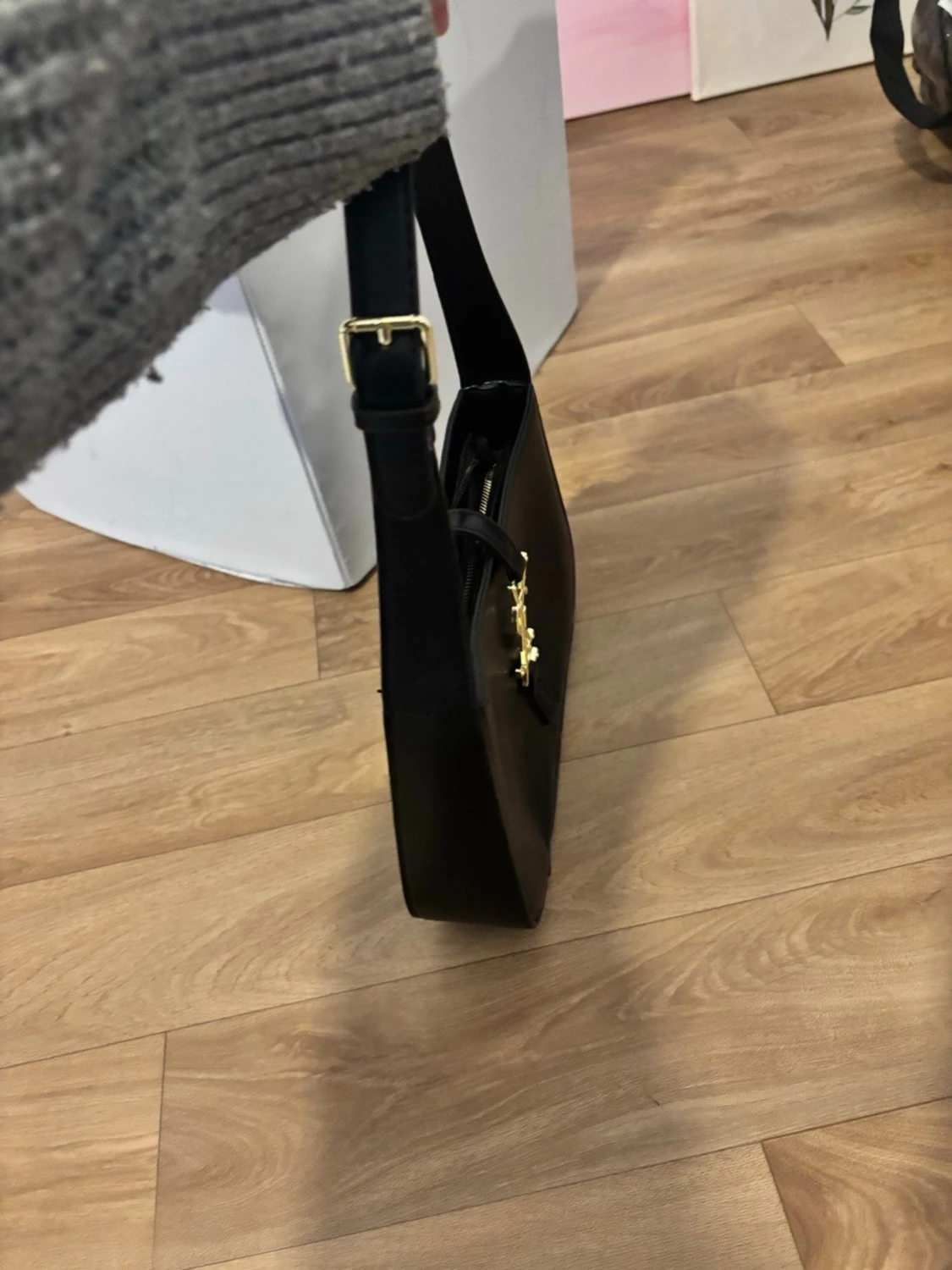 Svart handväska med gulddetaljer - 1