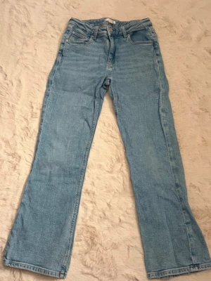 Ljusblå raka jeans! - Klassiska ljusblå fina tricot jeans med rak passform och fyra fickor. Jeansen har normal midja och är tillverkade i slitstark bomullsdenim. Perfekta för en avslappnad och tidlös stil!