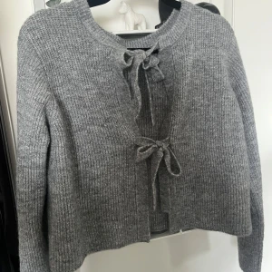 Grå ribbad kofta/ tröja - Använd ett fåtal gånger, i princip ny. Storleken känns mer som en S.