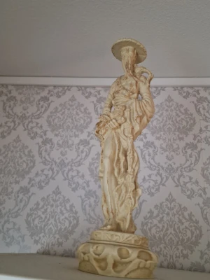 Figuriner kinesiska - Två dekorativa kinesiska figurer. Höjd 35 cm. Konstmassa.