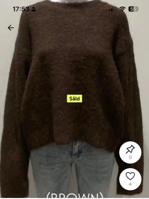 Vanlig Brun stickad tröja  - Mysig brun stickad tröja. Tröjan är i nytt skick och är köpt från Plick, hon från Plick sa att den var från missäy men det står ett annat märke på lappen. Storleken är s/m