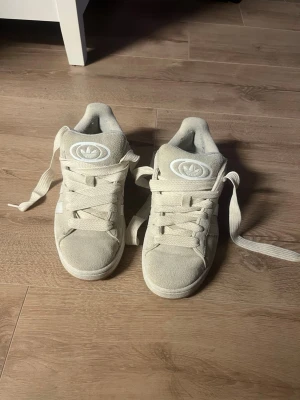 Adidas campus - Säljer dessa Adidas campus i färgen wonder white/cloud white. Jätte fint skick, endast lite smutsiga. Nypris 1449kr. Säljer då dom är för små för mig 🤍