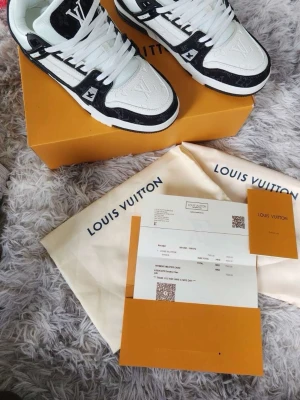  svartvita sneakers - Snygga svartvita sneakers med klassisk 