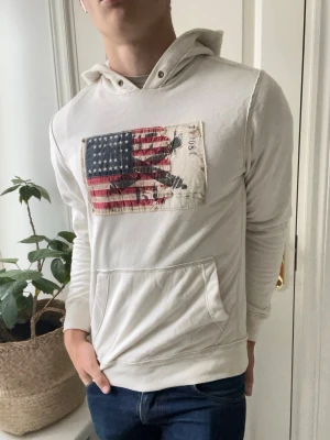 Polo Ralph Lauren jeans company hoodie - Polo Ralph Lauren jeans company hoodie, i storlek S som passar perfekt på modellen som är 180 cm 75 kg. 