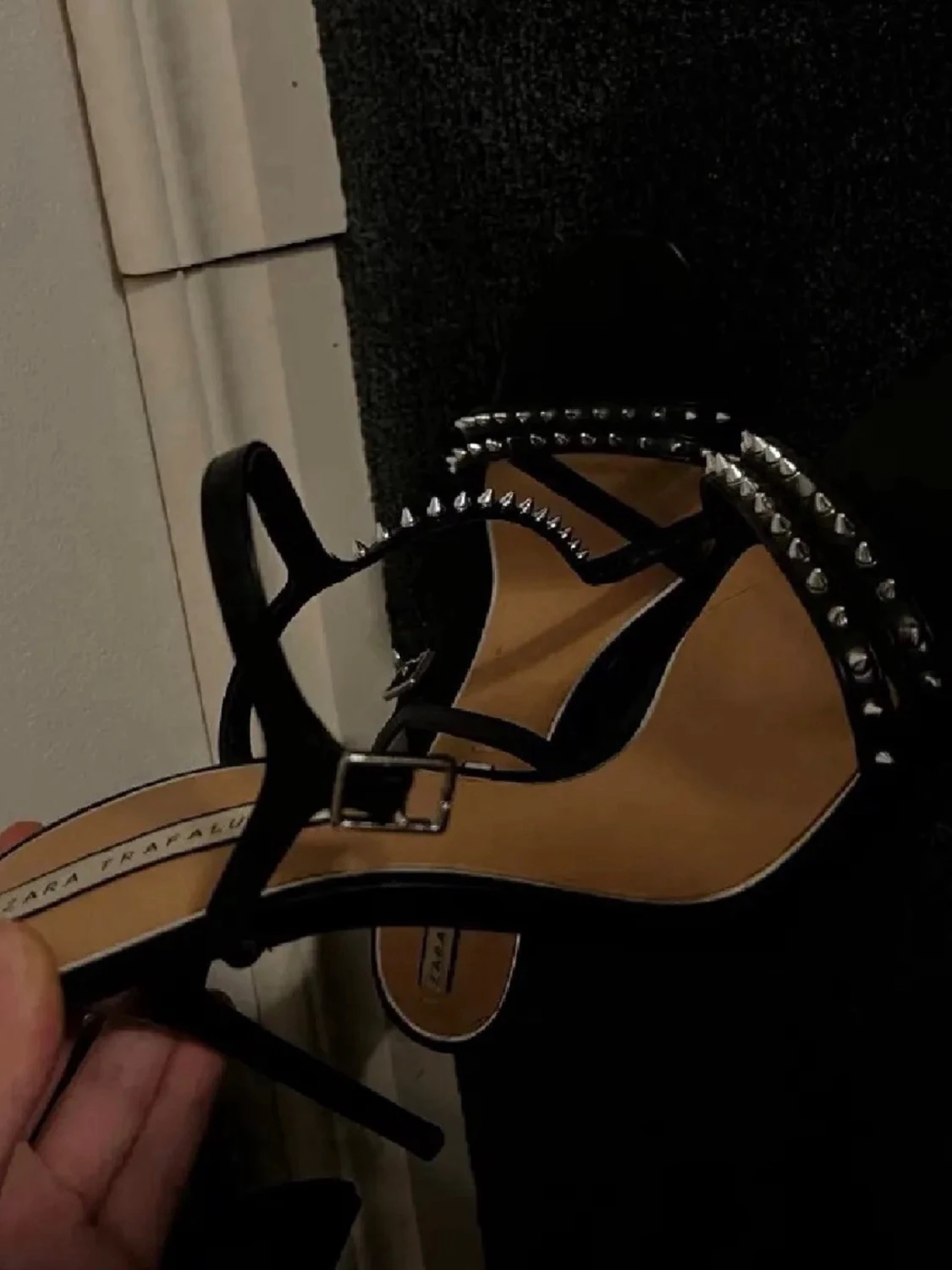 Svarta sandaler med nitar från Zara