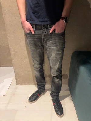 Slim jeans - Märke: Denham || Storlek 30/32 || Modellen är 185cm
