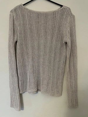 Beige grovstickad tröja - Grovstickad tröja, därav ”hålrum” så brukar ha något under. Finns ingen tagg eller liknande men tror strl är ca S.