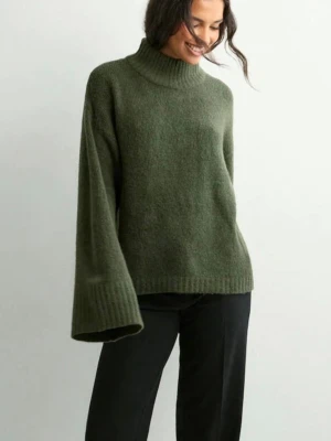 Olivgrön stickad tröja med polokrage - Mysig olivgrön stickad tröja med breda, långa ärmar och hög polokrage. Tröjan har en avslappnad passform och ribbstickade detaljer vid ärmslut och nederkant. Perfekt för lager-på-lager och chill höststil.Säljs inte längre på nellys hemsida!