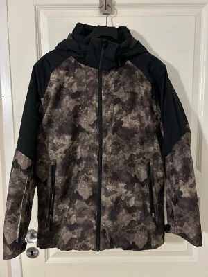 Täckjacka strl 170 - Täckjacka i strl 170cl (junior) från Everest. Sparsamt använd och endast som skidjacka.