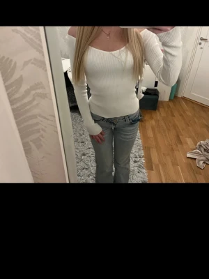 Vit ribbad långärmad tröja - Säljer en vit, figurnära och ribbad långärmad topp från hm🩷