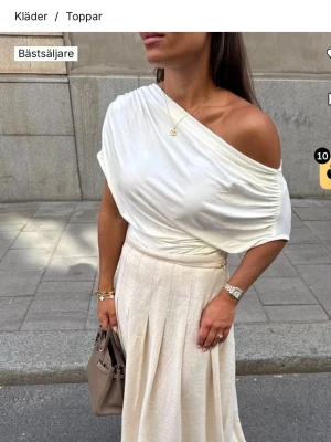 Draperad topp NAKD - Skitsnygg off shoulder topp ifrån NAKD som är helt ny. Nypris 349kr