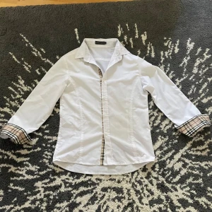 Liknande burberry skjorta  - En liknande burberry skjorta i färgen vit. Bra skick inga fläckar. Skicka iväg ett meddelande vid intresse!