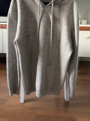 Ljusgrå kaschmir hoodie  - Mysig ljusgrå kaschmir hoodie med huva. Hör av dig vid fundering!