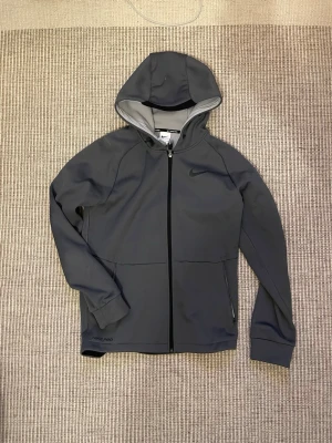 Nike Zipup - En fet Nike pro zip up liknande Tech Fleece. Sjukt skön till sommaren eller träningen. Storlek S men sitter mer som en M. 