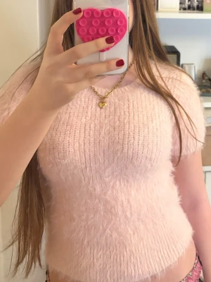 Ljusrosa fluffig tröja från Zara - Supersöt ljusrosa stickad tröja från Zara med korta ärmar och fluffig, mjuk känsla. Skriv för fler bilder!