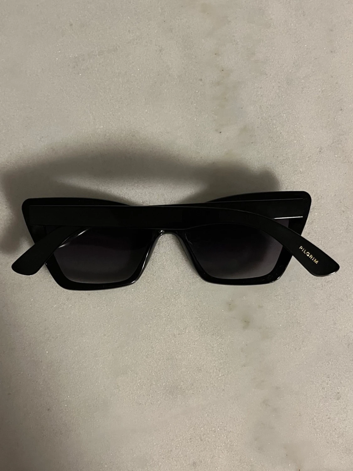 Svarta solglasögon, Pilgrim - 2