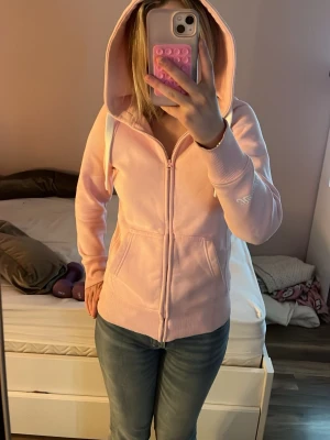 Russemerch hoodie  - Säljer min russemerch hoodie i storlek xs. Säljer för jag inte använder den så ofta och börjat bli lite för liten på mig. Det är bra skick bara lite nopprig på insidan💗💗