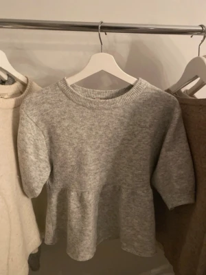 Stickad topp  - säljer en stickad topp från Nelly! Superfint skick