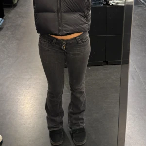 Lågmidjade Cheap monday jeans  - Jättefina dem är för lång så är ganska slitna längst ner men annars fina och sitter bra
