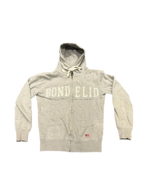 Bondelid zip hoodie vintage - Bondelid hoodie i mjukt och skönt material. Klassisk passform med huva och stilren Bondelid-logga. Enkel att matcha till vardags och funkar året runt. Ett tidlöst plagg i bra kvalitet
