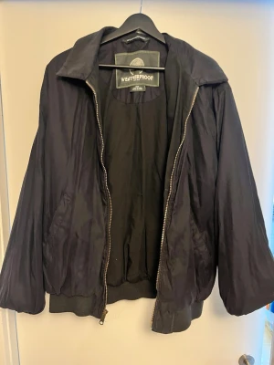 Svart vindjacka från Weatherproof - Klassisk svart vindjacka från Weatherproof. Står medium men uppskattas s/m. Bara fråga om ni undrar något 