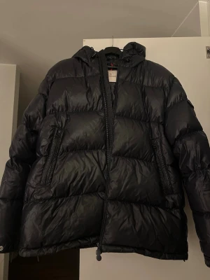  Moncler ecrins mörkblå jacka 6 (XL) kvitto finns  - Snygg och eftertraktad mörkblå moncler ecrins jacka som är storlek 6 och som motsvarar ungefär Xl. Perfekt för kalla dagar och enkel att matcha med allt. Kvitto finns och den är äkta men priset på grund av lite slitningar. Hör av er vid frågor eller funderingar så löser vi en schysst deal. 
