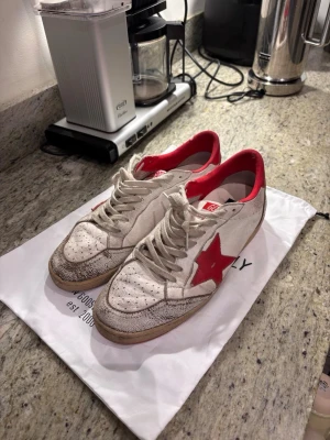 Golden Goose Ballstar - SÄLJER BILLIGT pga vill bli av med dom snabbt! I rätt okej skick bedöm själv. Har äkthetsbedömning från sicuro! För vidare frågor är de bara att ställa!