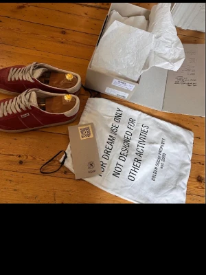Röda golden goose skor (soul star) - Säljer mina golden goose skor som jag använt ett tag men har tagit hand om de väl. De är i storlek 42 men passar lite större (43). Säljer för jag inte gillar de längre. Digitalt kvitto och allting ingår. Hör av dig vid frågor! Såklart äkta och i skicket 8/10 inte 10/10 pga slitaget på sulan vid hälen