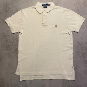 Vit Polo Ralph Lauren tröja  - Jag Säljer en fet pike från Polo Ralph Lauren| skicket på tröjan är bra 8/10 | storlek s | ny pris 2000: mitt pris är 349 | skriv vid frågor och funderingar       