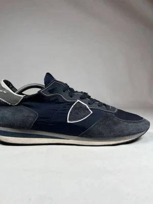  Philippe Model trpz - Snygga skor från Philipe modell. Skicket är bra men det finns slitage där bak. Skorna är i storlek 45 men passar 44. Startpriset är på 1199 men kan diskuteras😊