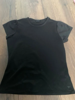 Svart basic t-shirt i bomull - Rid T-shirt från CRW säljer då den e för stor för mig o inte används🩵 använd men inte sliten! Stor i storlek om du frågar mig!