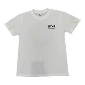 Vit t-shirt Golden Goose STAR - Vit t-shirt från Golden Goose med svart STAR-tryck fram och stor svart stjärna på ryggen. Klassisk rund hals och korta ärmar. Tillverkad i mjuk bomull för skön känsla. Perfekt för dig som gillar stilrena och coola prints. Pris kan diskuteras!