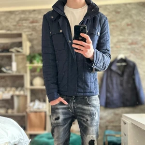 Fodrad field jacket - Mycket bra skick, inga defekter! Storlek M sitter som M  och passar dig som är mellan 173-183cm ungefär. Nypris ca 1500kr. Modellen är 185 cm, 75kg. Passar bra nu till våren! Skriv för mer information!