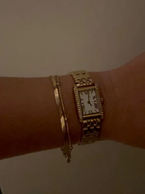 Guldig klocka Ivy N Rox - Säljer en snygg guldig klocka Ivy N Rox  från Ur och Pen. Finns inga repor på klockan + man får med allt som är på bilden. Enda problemet är att batteriet på klockan har slutat fungera men det går att fixa enkelt hos ur och pen! (Pris går att diskutera)🌸