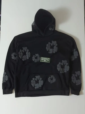 Svart denim tears hoodie storlek M - Helt ny hoodie. Aldrig använd, i perfekt skick. Storlek: M. Bekväm passform och material av bra kvalitet. Se bilder för detaljer.