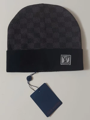 Mössa - Helt ny mössa. Aldrig använd, i perfekt skick. Mjukt och bekvämt material. One size – passar de flesta. Stilren design, se bilder för detaljer.