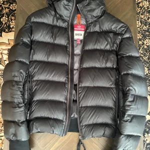 Svart pufferjacka Parajumpers Sheen M - Säljer en svart pufferjacka från Parajumpers Sheen i storlek M. 