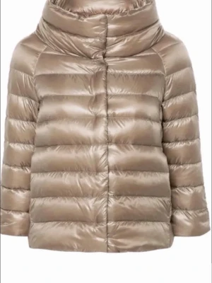 Herno jacka - Jättefin jacka från herno! Storlek IT42, motsvarar small. Jag skulle vilja byta den mot en annan färg, antingen i storlek it 42,40 eller 38, men jag kan även tänka mig att byta mot andra saker i ungefär samma prisklass! Hör gärna av dig ifall du är intresserad av att köpa den eller om du har någonting som du vill byta den mot. Lite missfärgad vid kragen men ingenting jag tycker man märker när man har på sig den.