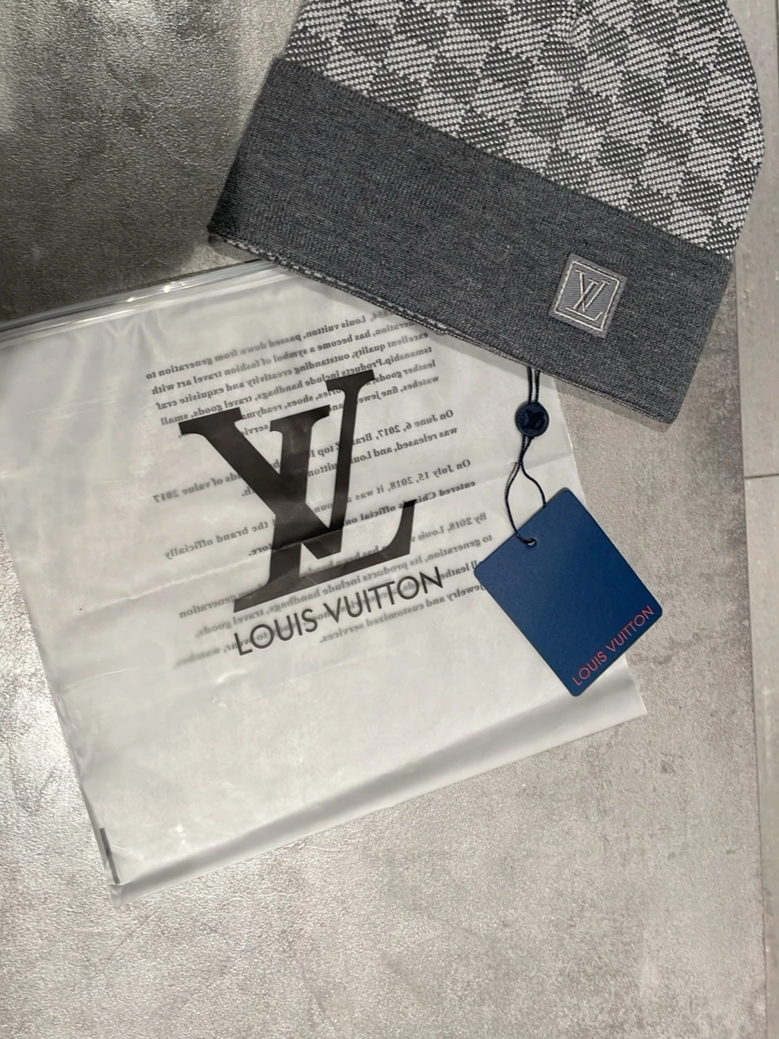 Grå mössa med rutmönster