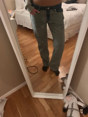 Unika in and out jeans (Weekday) - Jag säljer dessa super coola in o ut jeans från Weekday!!! Tyvärr har jag inte fått nån användning för dem men jag tycker de är super coola! Storlek 36(s) men även de krymper i tvätten. De är lose fit och unika, säljs inte längre i affär.