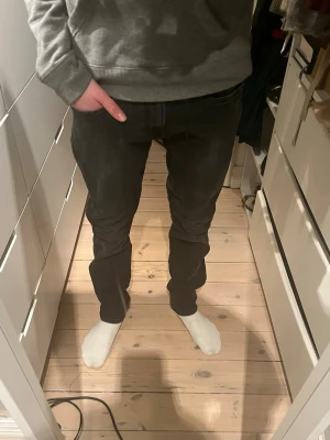 Svarta straight jeans från replay - Säljer ett par svarta replay jeans med klassisk femficksdesign och rak passform. Jeansen har normal midja och är tillverkade i slitstarkt bomullsjeansmaterial. Perfekta för dig som gillar en enkel och tidlös look.