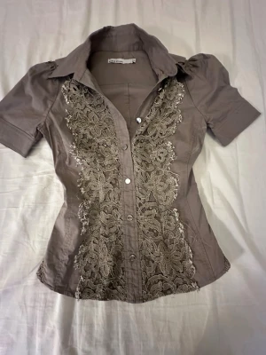 Beige skjorta med spetsdetaljer - Stertchy 