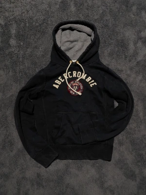 Vintage Abercrombie & Fitch Hoodie - En riktigt fet hoodie från märket Abercrombie & Fitch. Storlek medium. Kom gärna med frågor!😇