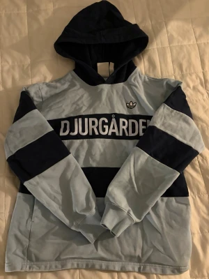 Hoodie, Djurgården  - Säljer en hoodie från difbutiken, Adidas original x Djurgården. Storlek xs och använd ett fåtal gånger. Sälj inte längre