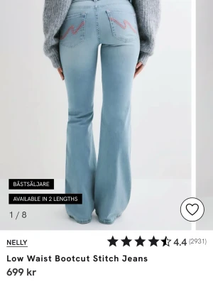 Bootcut jeans från Nelly ljusblå - Ljusblå bootcut jeans från Nelly med låg midja och coola röda zigzag-detaljer på bakfickorna. Jeansen har klassisk femficksdesign, bälteshällor och kontrastsömmar. Tillverkade i mjukt denimtyg som ger en skön passform och retrovibe. Jag har bara använt dom 1 gång!!!