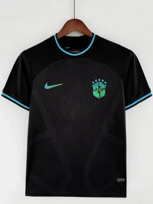 Svart Brasilien Nike fotbollströja - Snygg svart fotbollströja från Nike med Brasilien-emblem och turkosa detaljer på krage och ärmslut. Tröjan har rund hals och korta ärmar, tillverkad i lätt och ventilerande material som passar perfekt till träning eller match.